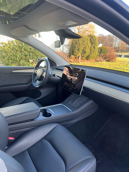 Tesla Model Y 5 of 7