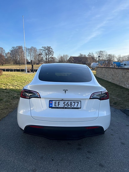 Tesla Model Y 3 of 7
