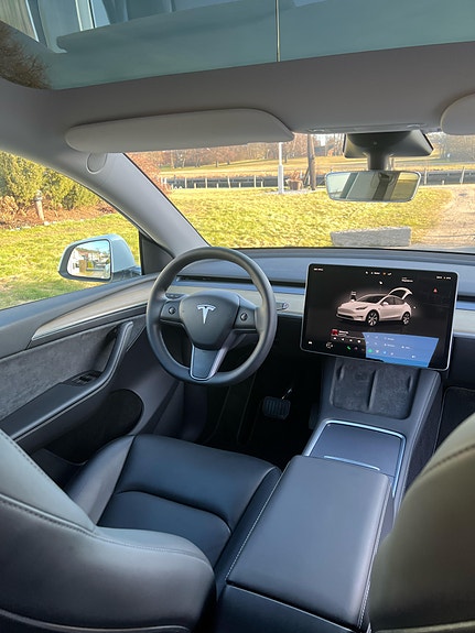 Tesla Model Y 4 of 7