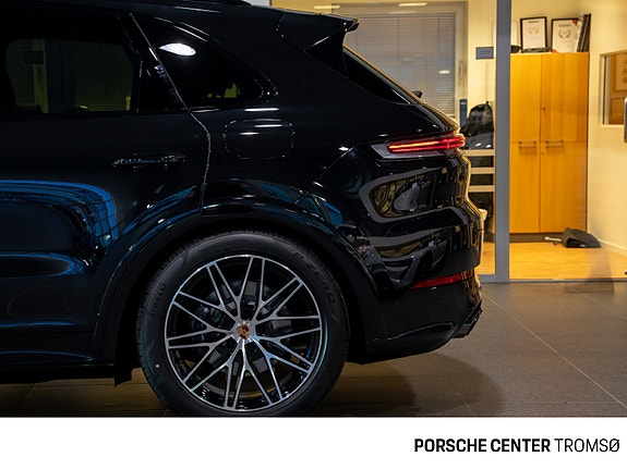 Porsche Cayenne 14 of 30