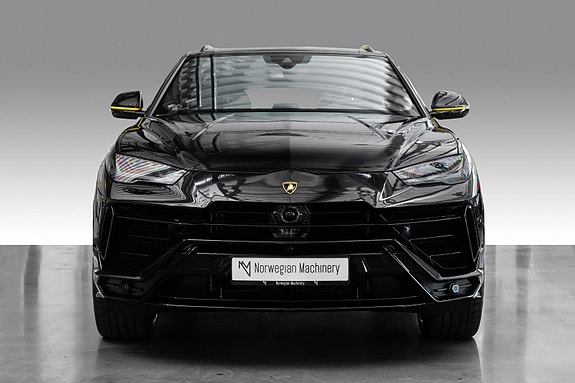 Lamborghini Urus 2 of 5