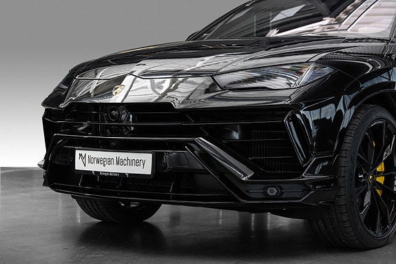 Lamborghini Urus 3 of 5