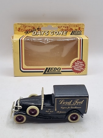 Lledo Days Gone 1933 Packard Town Van – Diecast