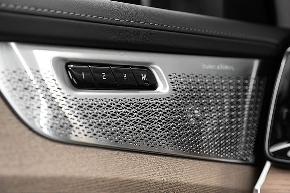 Volvo XC90 16 of 25