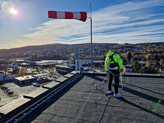 Som instruktør utdanner du vaktmester i bruken av fallsikringsutstyr. Kongsvinge sykehus.