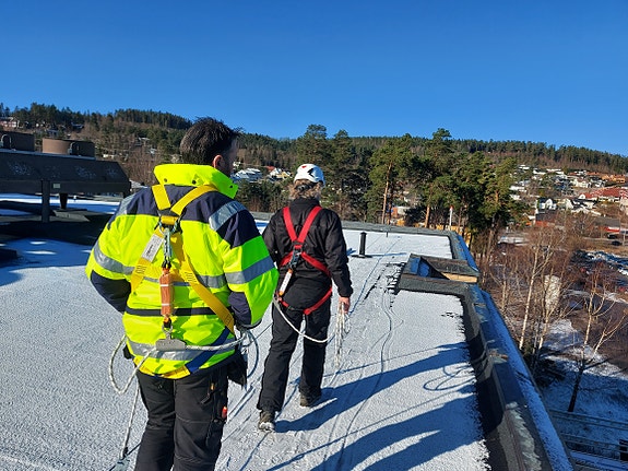 Som instruktør utdanner du vaktmester i bruken av fallsikringsutstyr. Skien sykehus telemark
