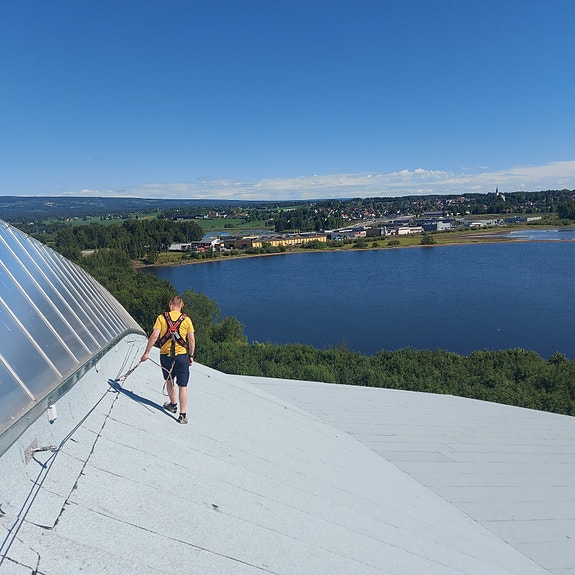 Årlig kontroll på Vikingeskipet i Hamar. Fallsikkerhet.no gjør Årlig kontroll på Wiresystemer vi har montert.