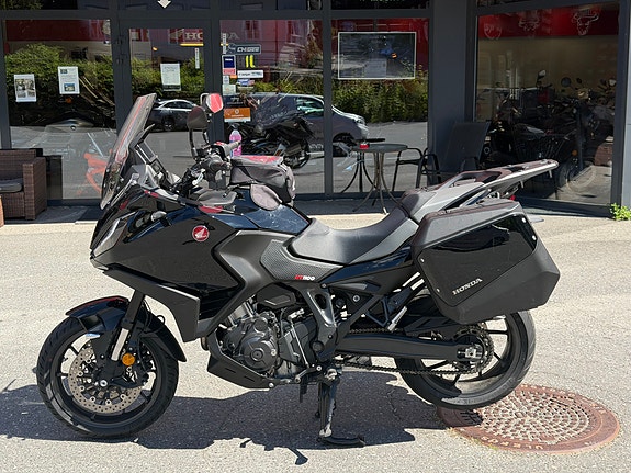 Honda NT 1100 2 of 5