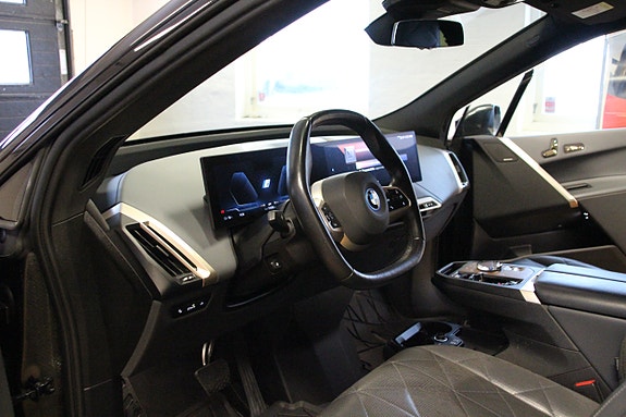 BMW iX 13 of 30