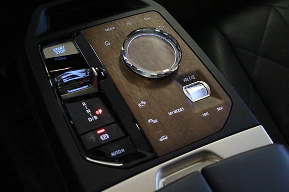 BMW iX 20 of 30