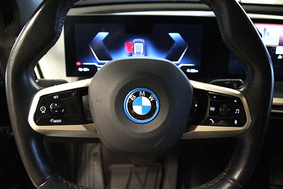 BMW iX 18 of 30