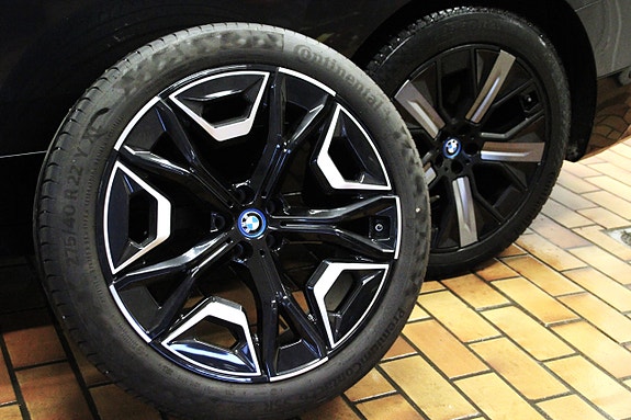 BMW iX 10 of 30