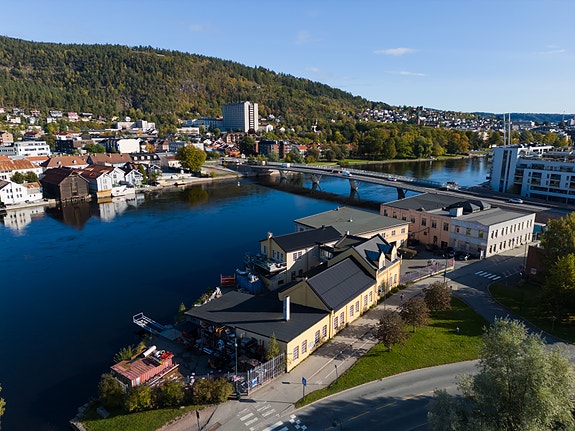 Fabrikklokaler langs Drammenselven