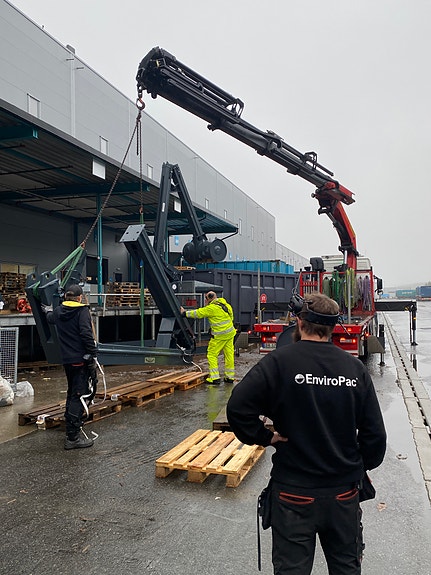 Fra montering av treknuser hos kunde.