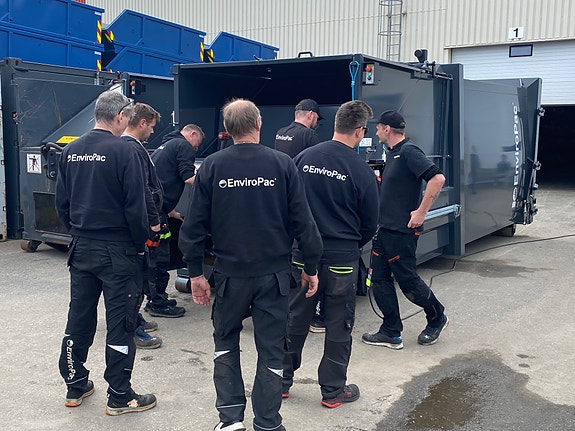 Teknikere på kurs.
Teknikere som lykkes i denne typen jobb er ofte:
Profesjonelle og rolige hos kunde. 
Gode på å forklare feil og løsning.
Gir tydelige statusoppdateringer til koordinator og rapporterer bra.