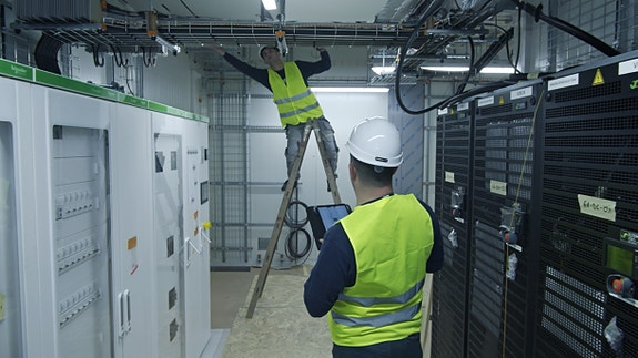 We deliver solutions that ensure stable and efficient energy supply for networks, data centers, and systems with high uptime requirements.