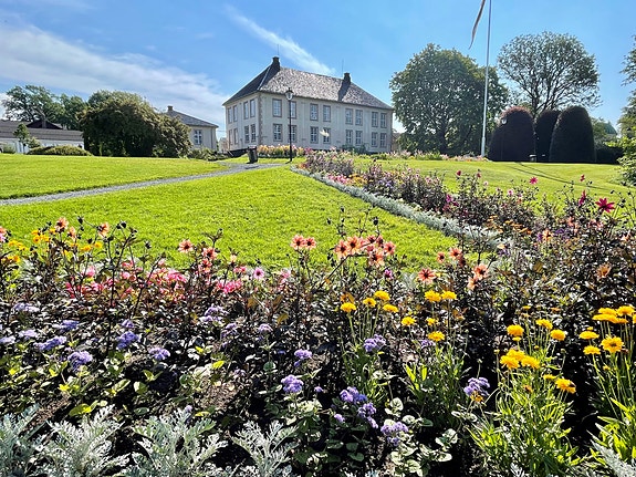 Brekkeparken med utsikt mot herskapshuset fra gamle Søndre Brekke Gård
