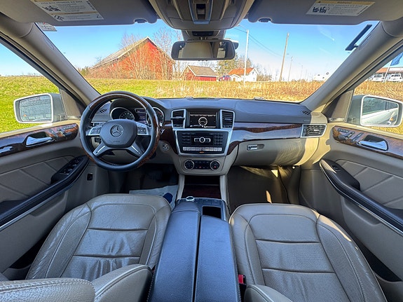 Mercedes-Benz GL350 2 of 5
