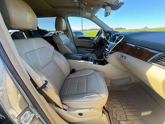 Mercedes-Benz GL350 3 of 5