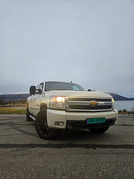 Chevrolet Silverado 3 of 5