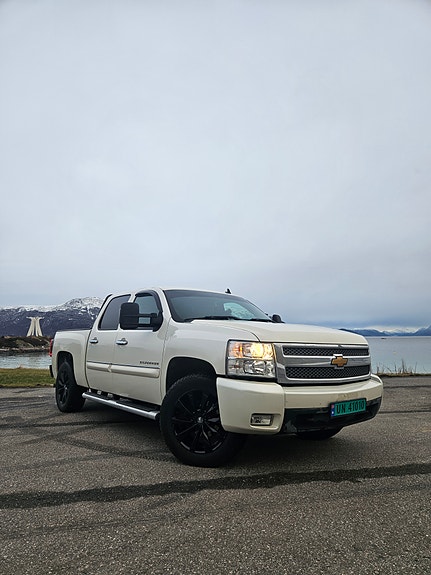Chevrolet Silverado 2 of 5