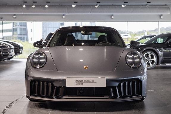 Porsche 911 Carrera 4 GTS 8 of 30