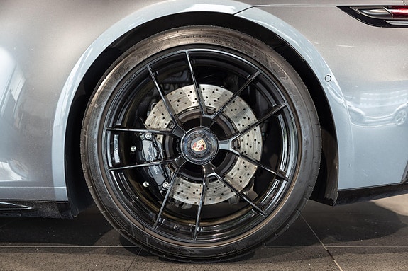 Porsche 911 Carrera 4 GTS 12 of 30