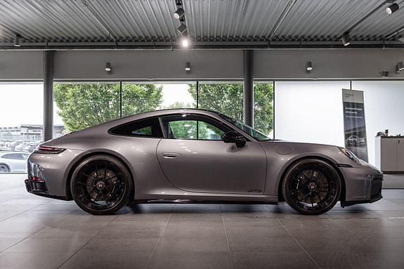 Porsche 911 Carrera 4 GTS 6 of 30