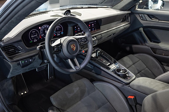 Porsche 911 Carrera 4 GTS 17 of 30