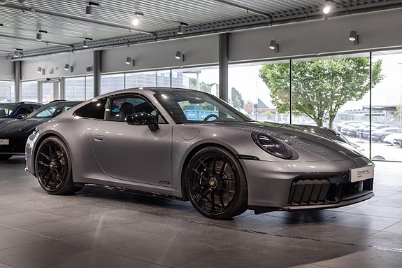 Porsche 911 Carrera 4 GTS 7 of 30
