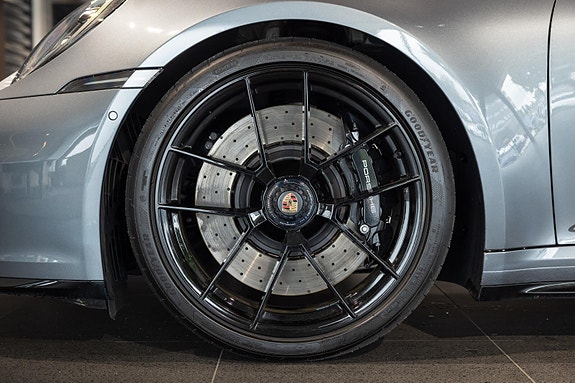 Porsche 911 Carrera 4 GTS 11 of 30