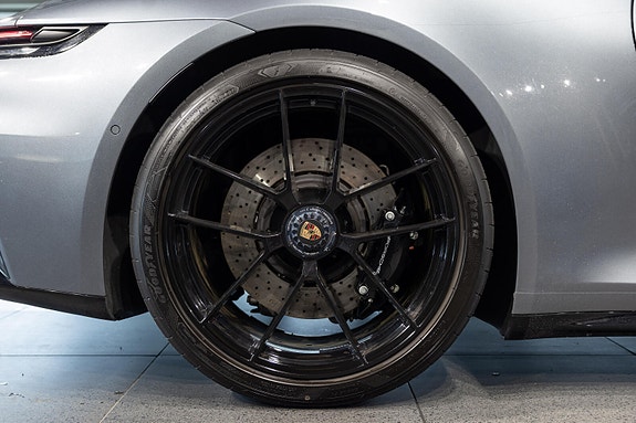 Porsche 911 Carrera 4 GTS 13 of 30