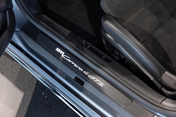 Porsche 911 Carrera 4 GTS 15 of 30