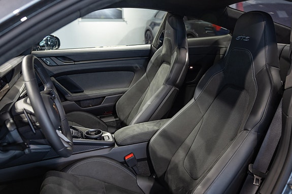Porsche 911 Carrera 4 GTS 18 of 30