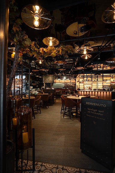 Velkommen inn - inngangspartiet fra gateplan.