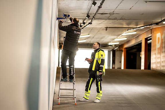 Montørene våre ute på oppdrag. Her er det installasjon av kamera i et parkeringshus.