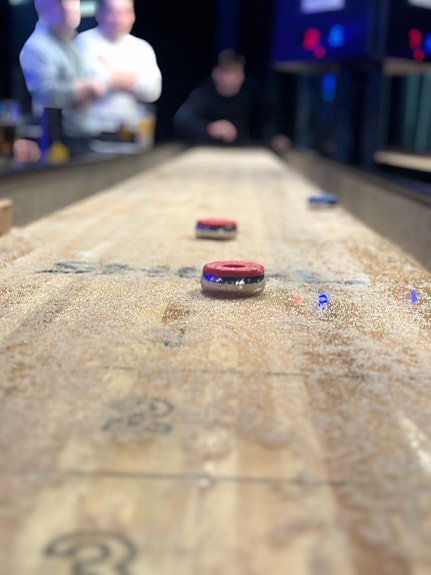 AfterFUEL med shuffel og pils på menyen. Vi tilrettelegger for at alle ansatte kan samles hver måned etter lønning.