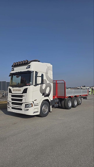 Scania Super80 R560 med HMF 6120, Flyjib, Vinsj