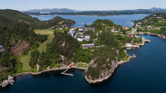 Skolen og skolens område i idylliske omgivelser