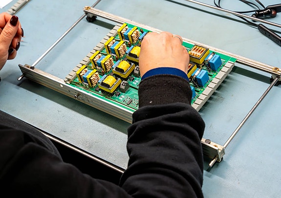 Håndmontering av elektronikk i vår produksjon i Kirkenes