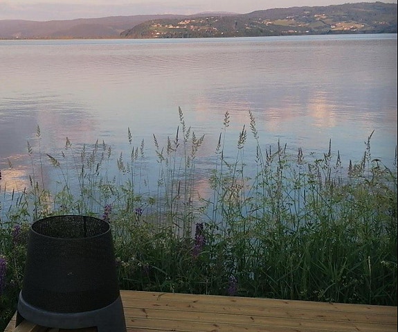 Hobby Campingvogn med spikertelt og stor terrasse – helt i strandlinjen ved Selbusjøen
