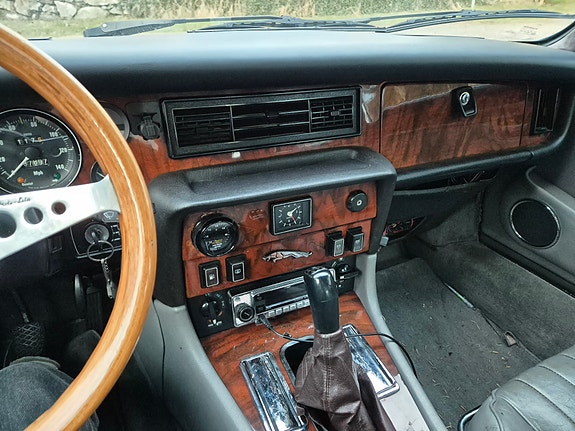 Jaguar XJ 12 of 23