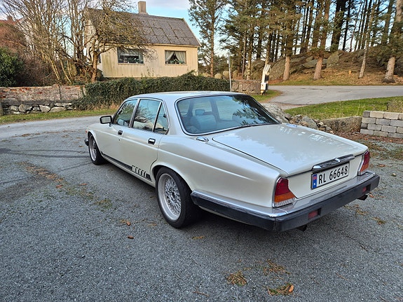 Jaguar XJ 5 of 23