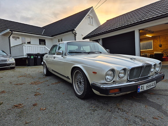 Jaguar XJ 4 of 23