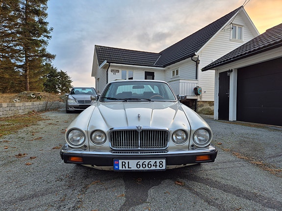 Jaguar XJ 2 of 23