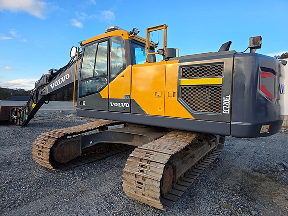 Volvo 220E med to skuffer og Rotortilt med sentralsmøring og GeoFit kobling
