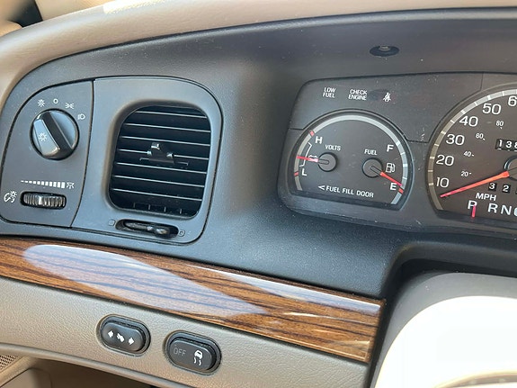 Ford Crown Victoria 2003 photo 5