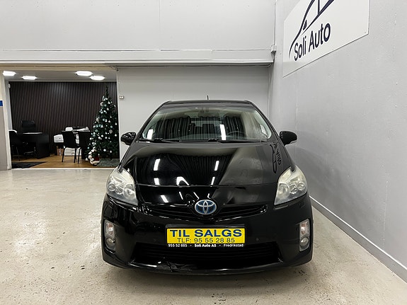 Toyota Prius 4 of 5