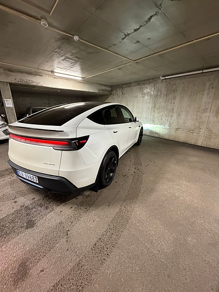 Tesla Model Y 8 of 30