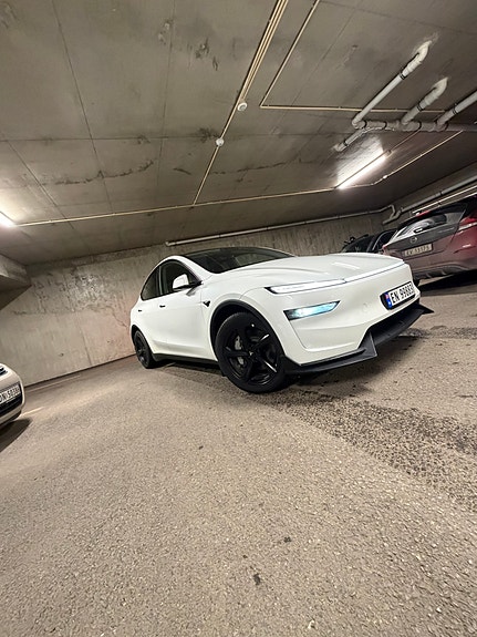 Tesla Model Y 2 of 30